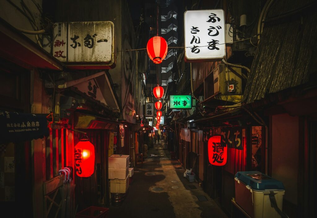 日本の夜の街並みと旅行をイメージした写真